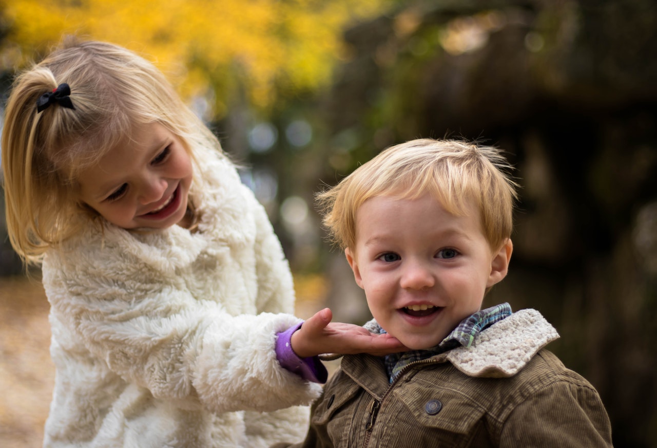 ¿Cómo le digo a mi hijo que va a tener un hermanito?